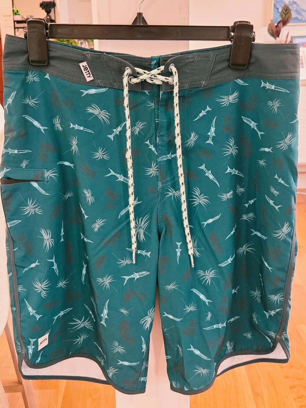 Jetty Men's Fish and Palm Print Performance Board Shorts (32)